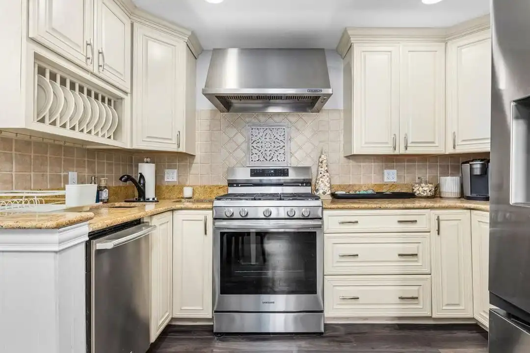 816 St James Pl unit 1377380P - View 6