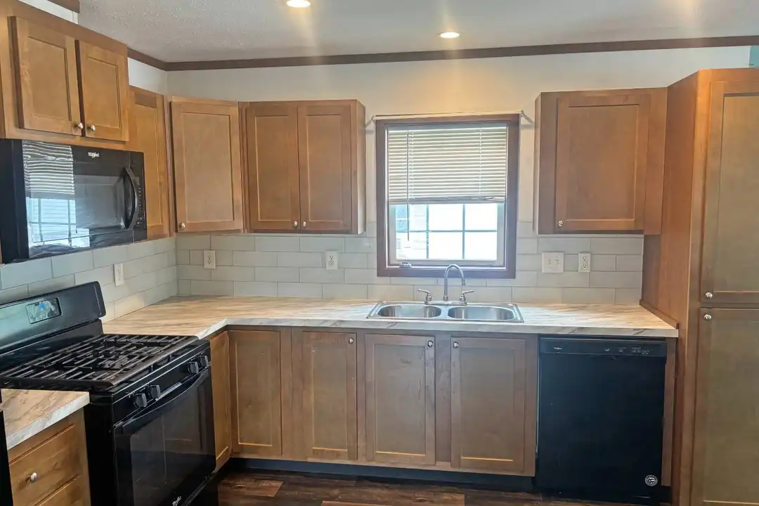 21 Leonard Ave #21L – photo 1 of 14