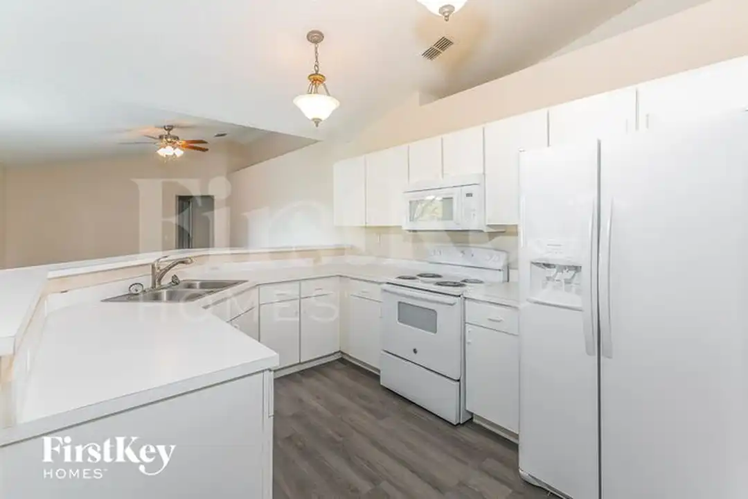 711 Hamster Way - View 6