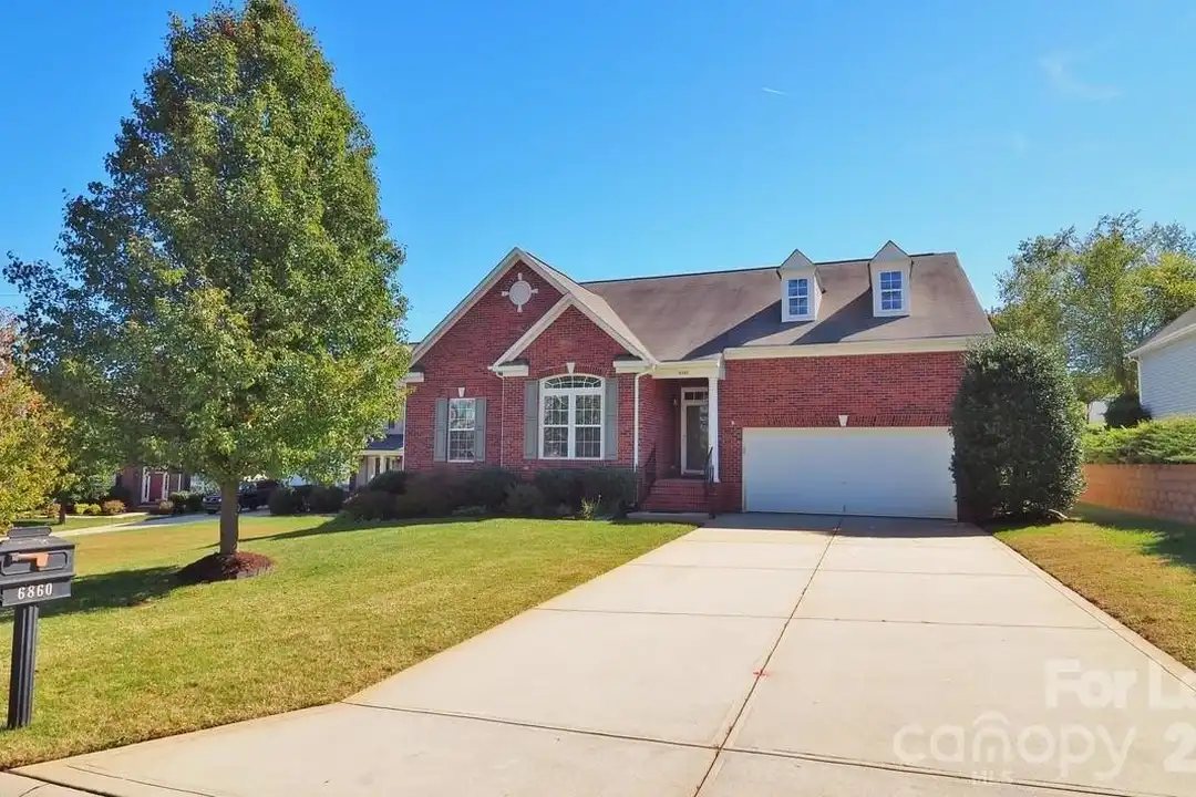 6860 Lakecrest Ct - View 2