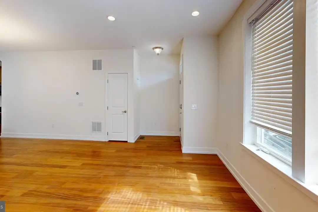 909 Lakeview Ct unit 909 - View 4