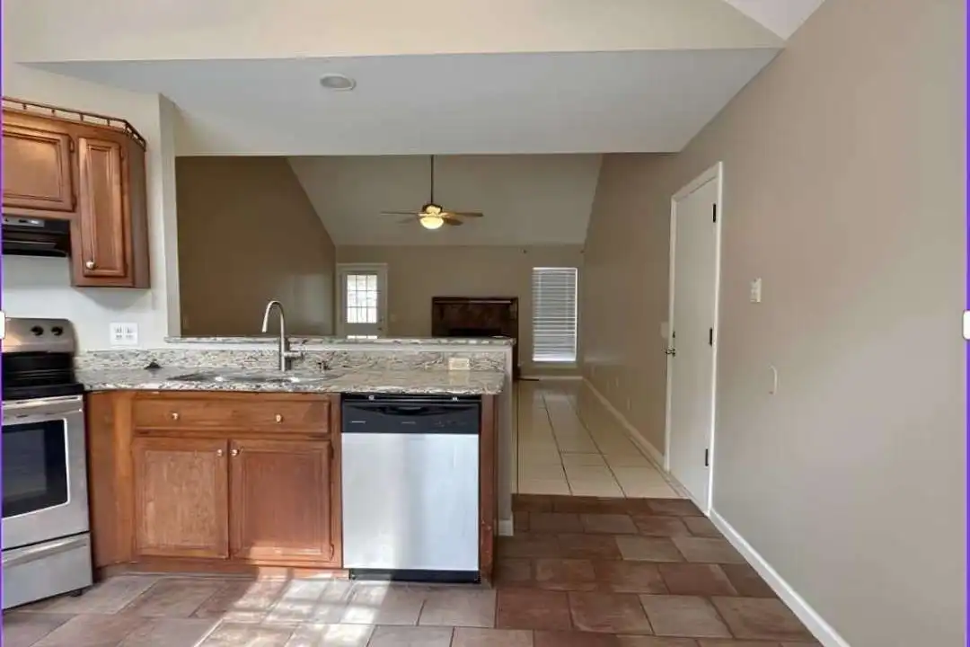 108 Crestwood Ct - More