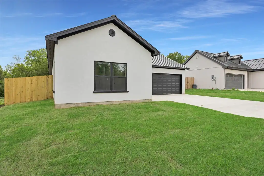 409 Dallas St - View 2