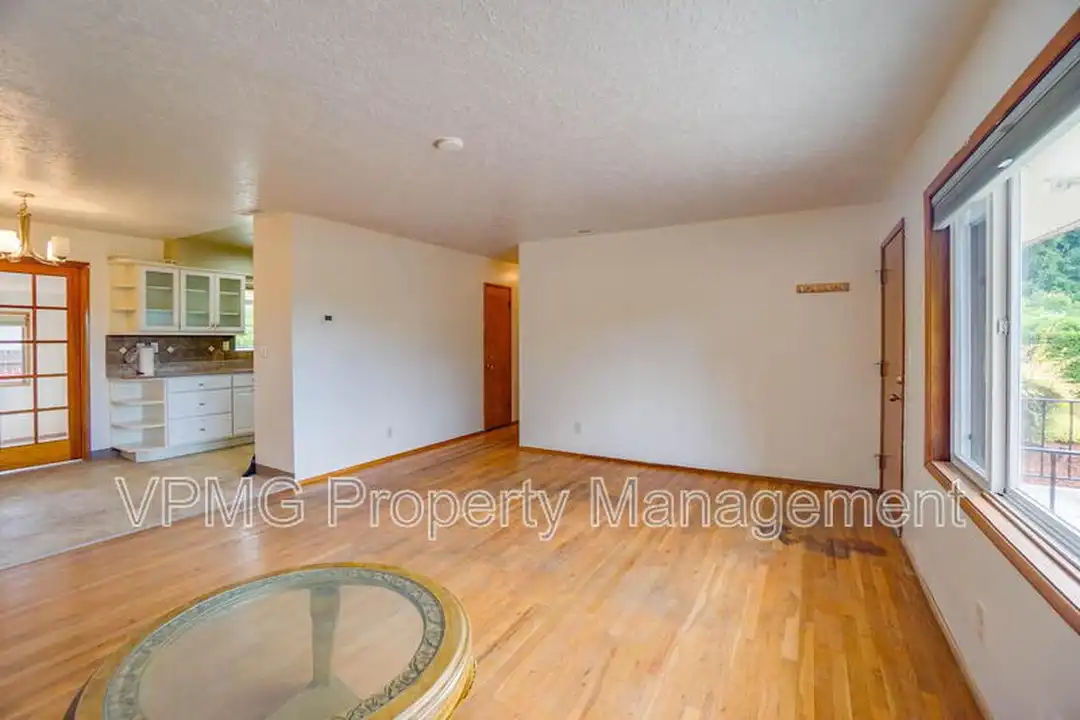 705 NE 94th Ave - More