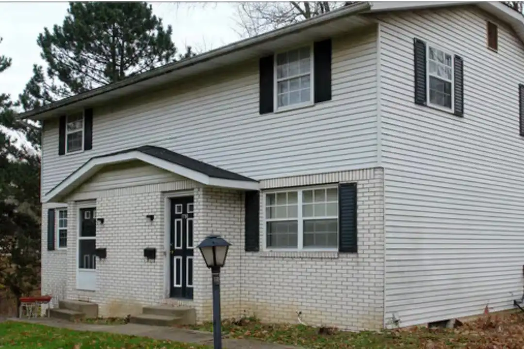 1752 Woodlawn Ave NW – photo 1