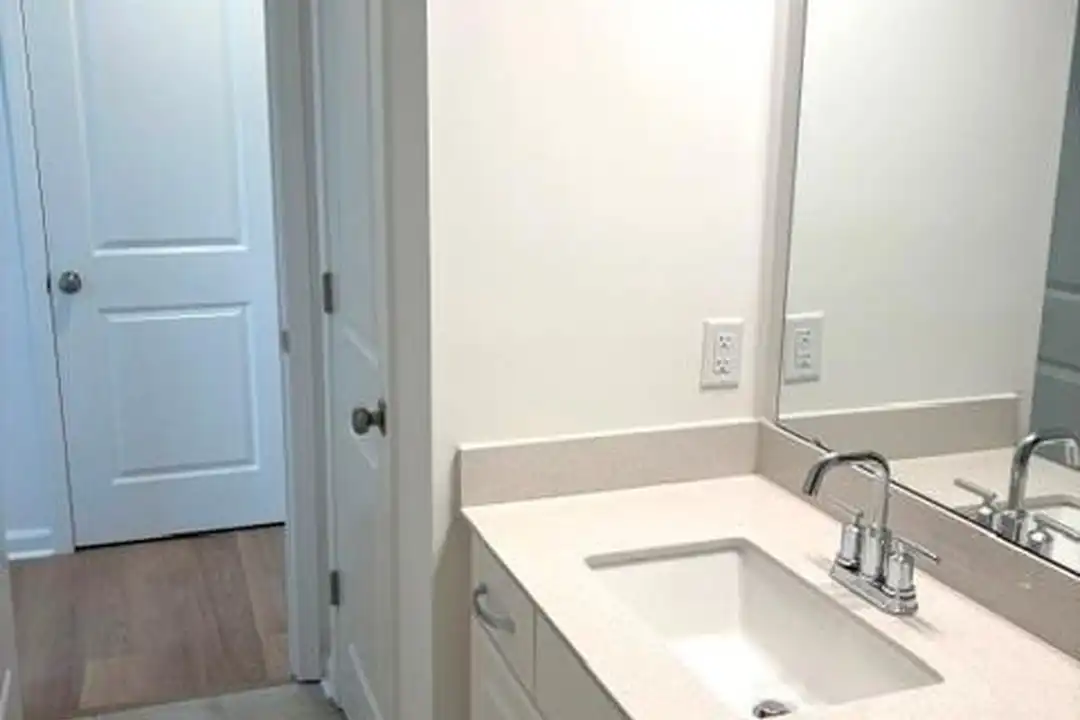 416 Silver Star Blvd - More