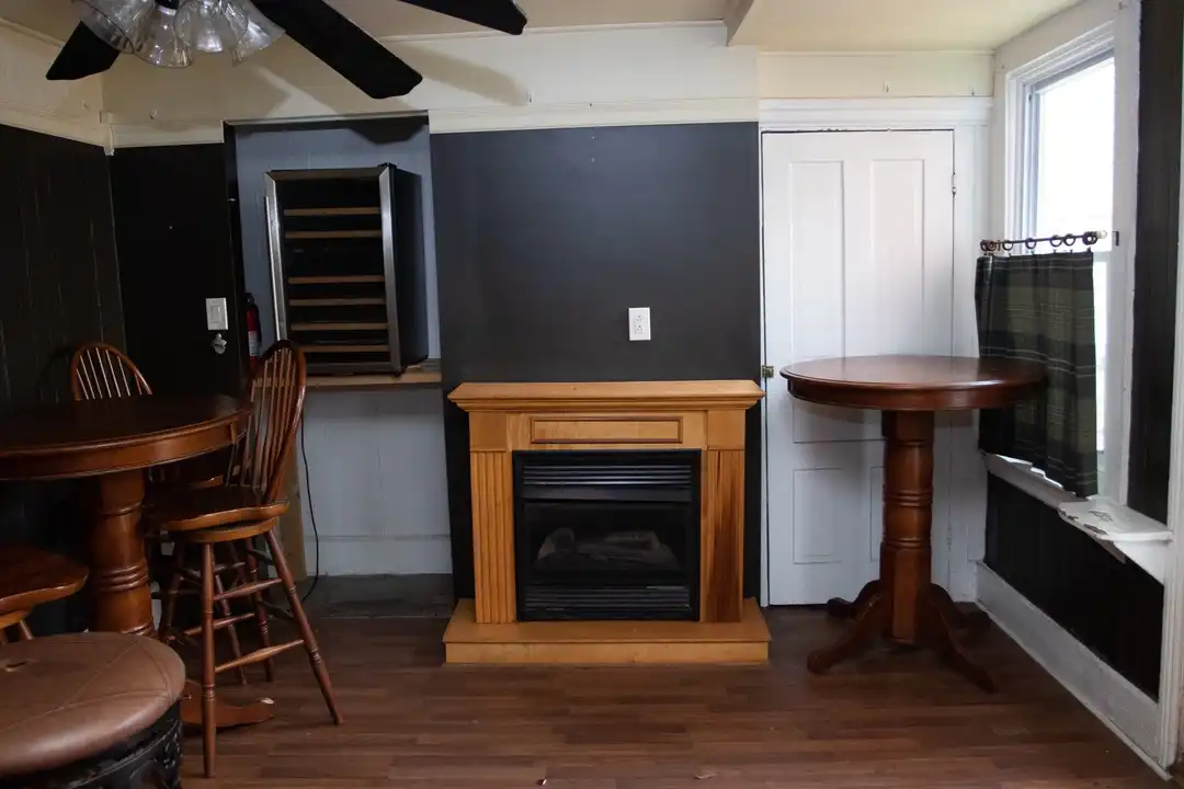 1821 Edwards Wy - View 5