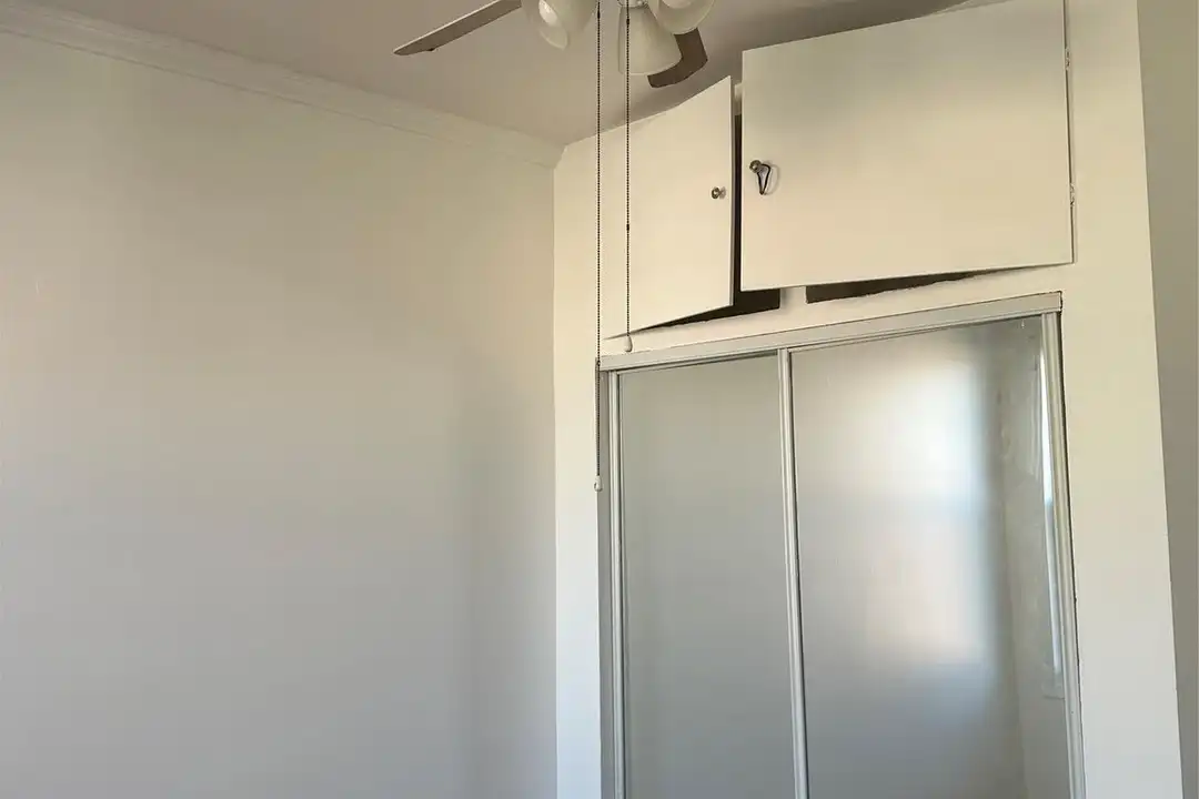 Apartment in New York, Jackson Heights, Queens - View 5