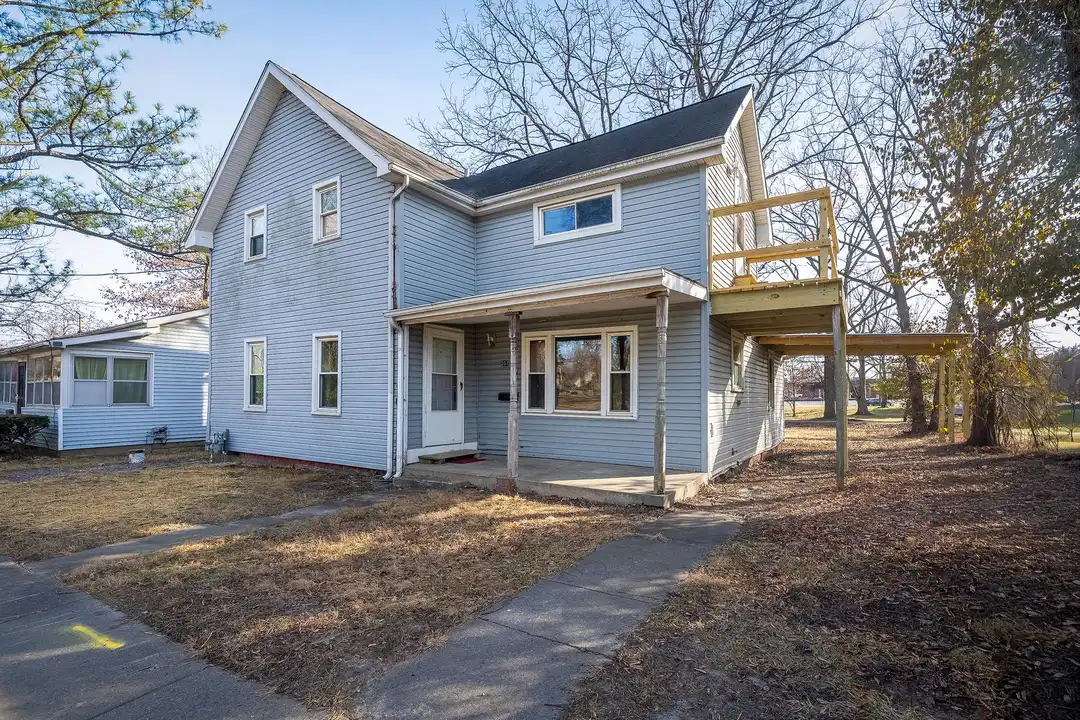 207 E Oak St – photo 1