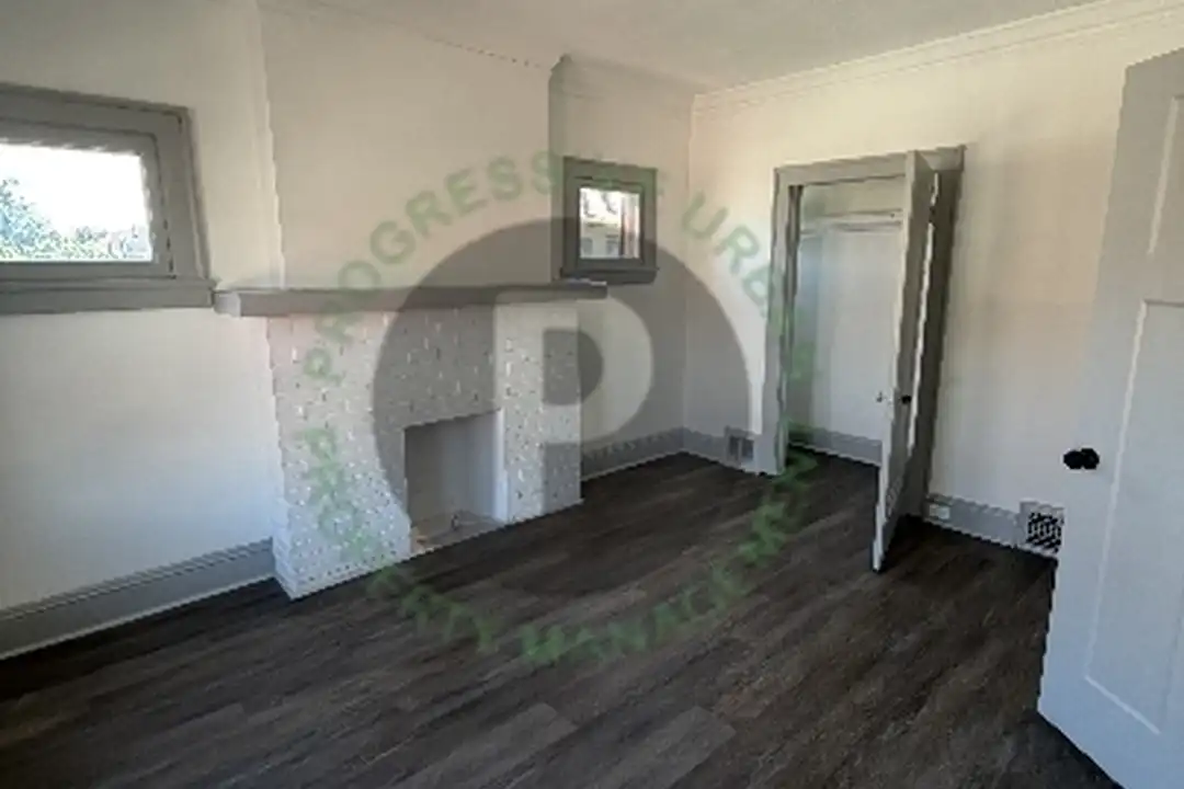 2002 Chesterland Ave unit 4 – photo 1