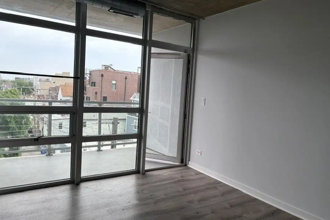 1610 W Fullerton Ave #409 – další