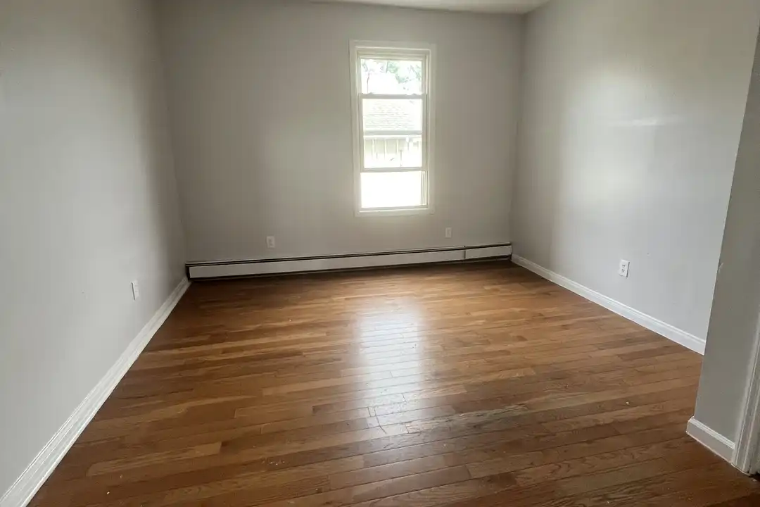 166 Chancellor Ave unit 1BR – photo 1