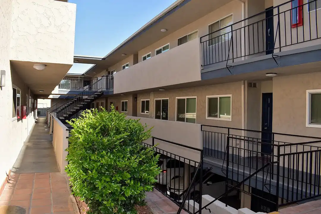 Americana La Crescenta - View 3