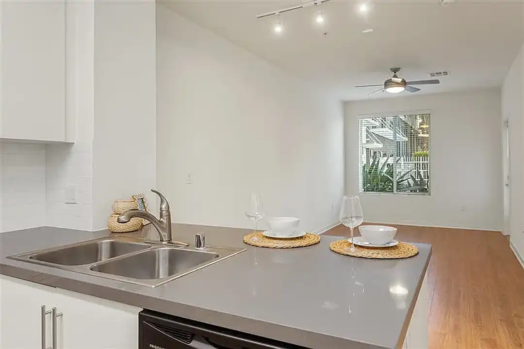 Apartment in Los Angeles, Warner Center, Woodland Hills-Warner Center Neighborhood Council District - View 4