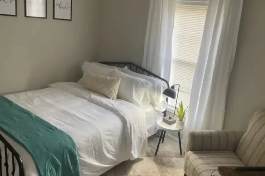 916 Kyle Ave NE - View 6