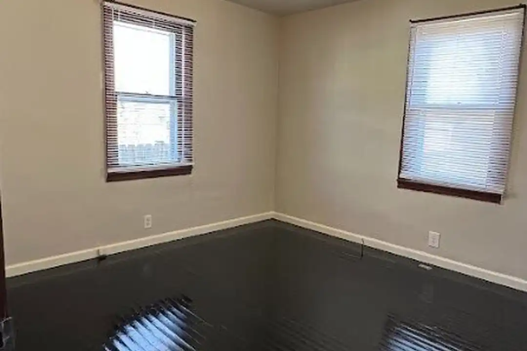 1303 N Gladstone Ave – pohled 6