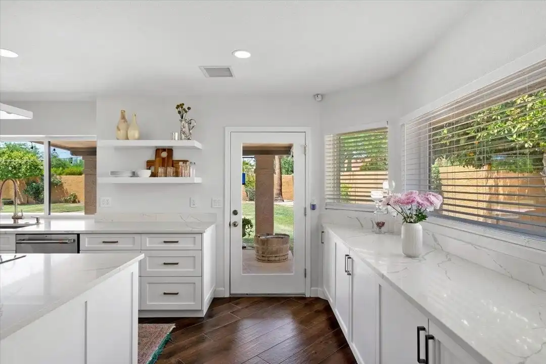 10628 E Cinnabar Ave - More