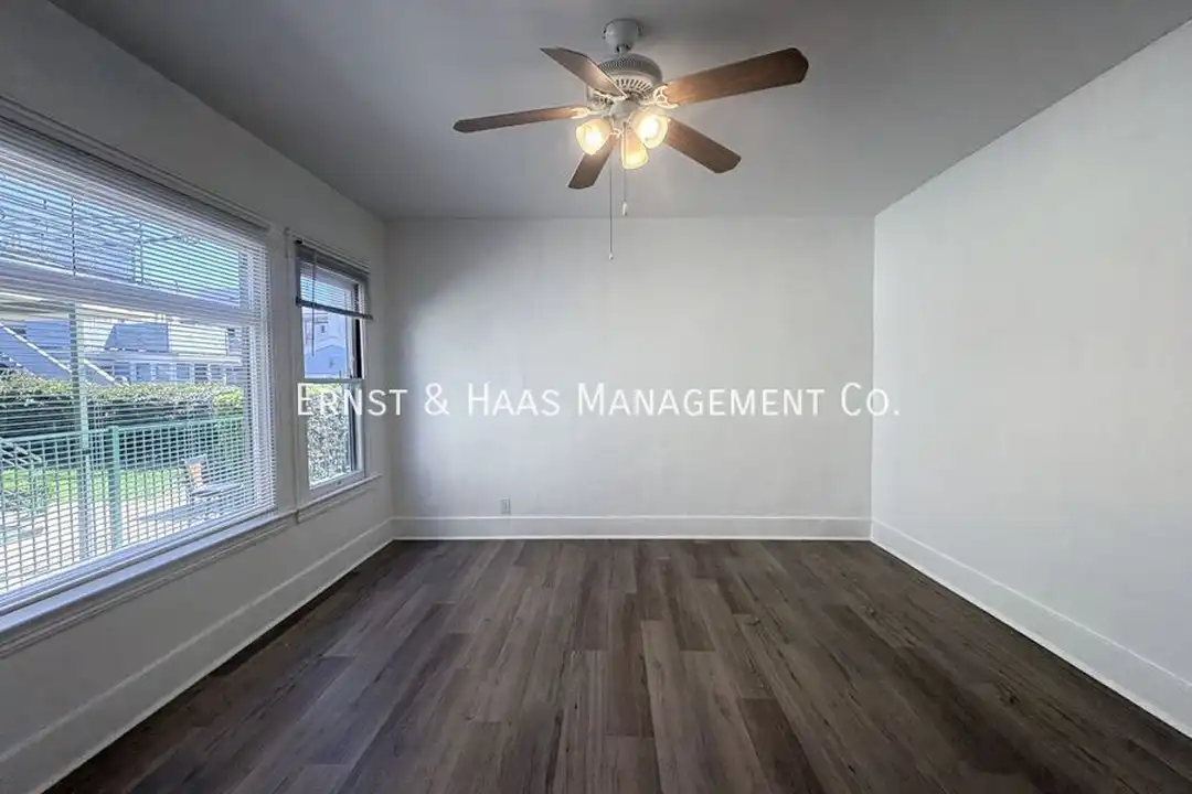 Apartment in Long Beach - View 4