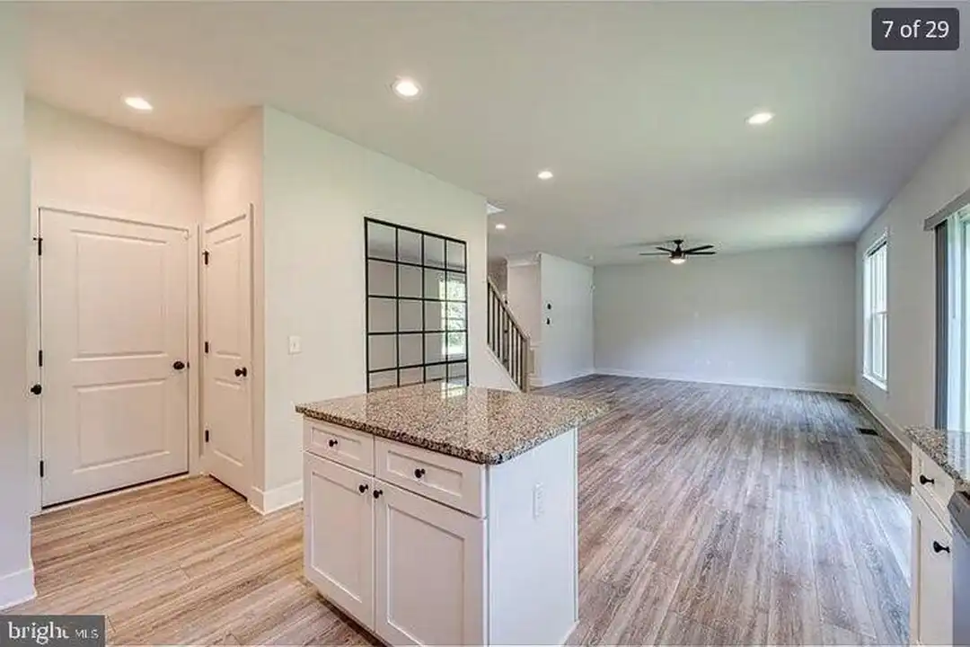 7 Limox Ln - More