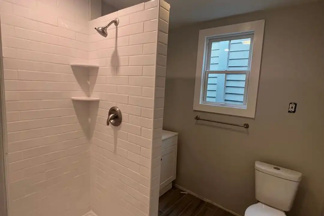 405 E Duffy St - More