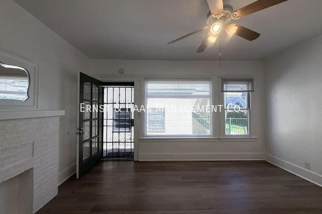 Apartment in Long Beach - View 5