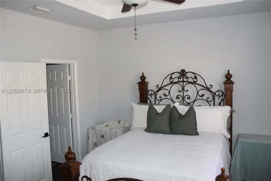 3211 SE 6th St - View 6
