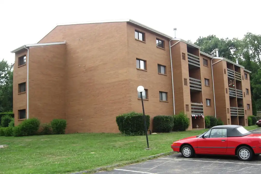 Pebble Creek Court Apartments – photo 1 of 3
