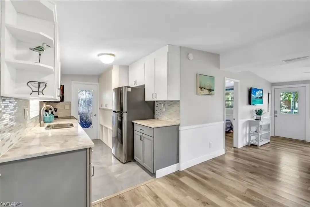 2047 Harbor Ln - More