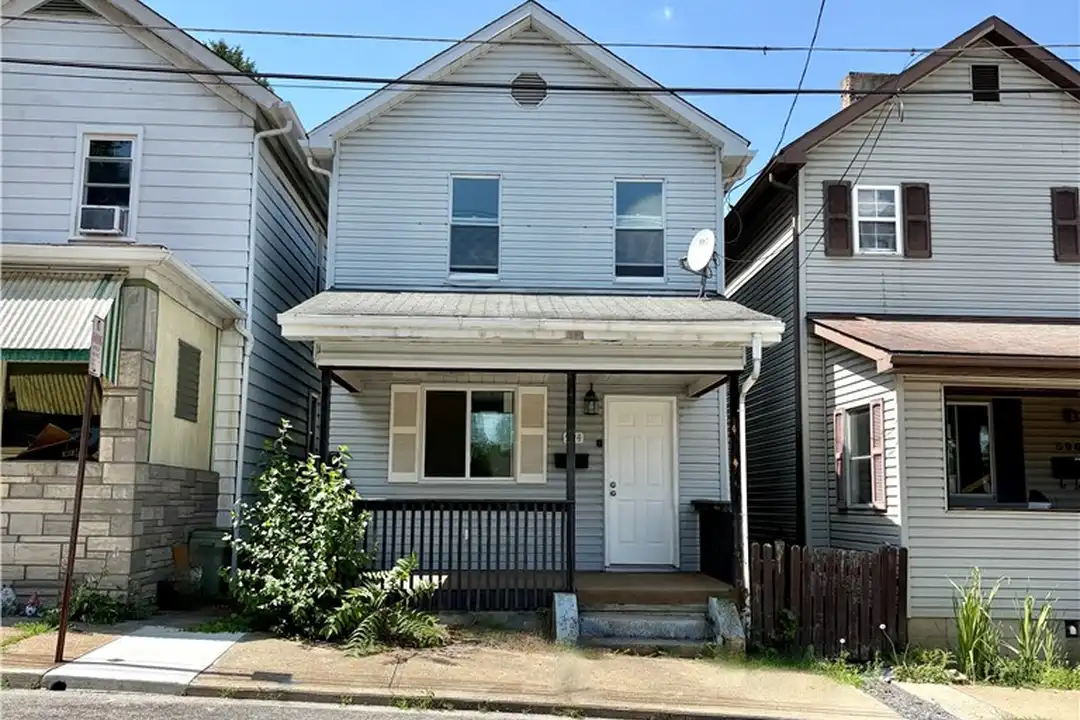 594 E Madison St – photo 1 of 16