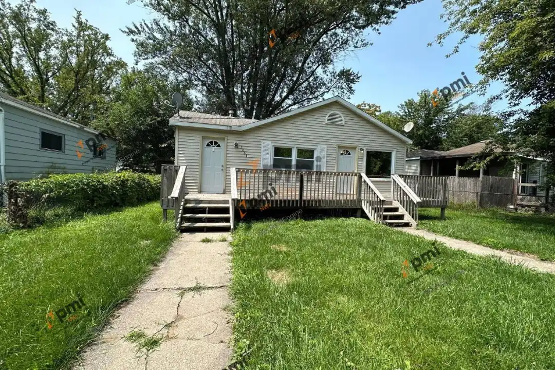 3464 Iowa St – photo 1 of 10