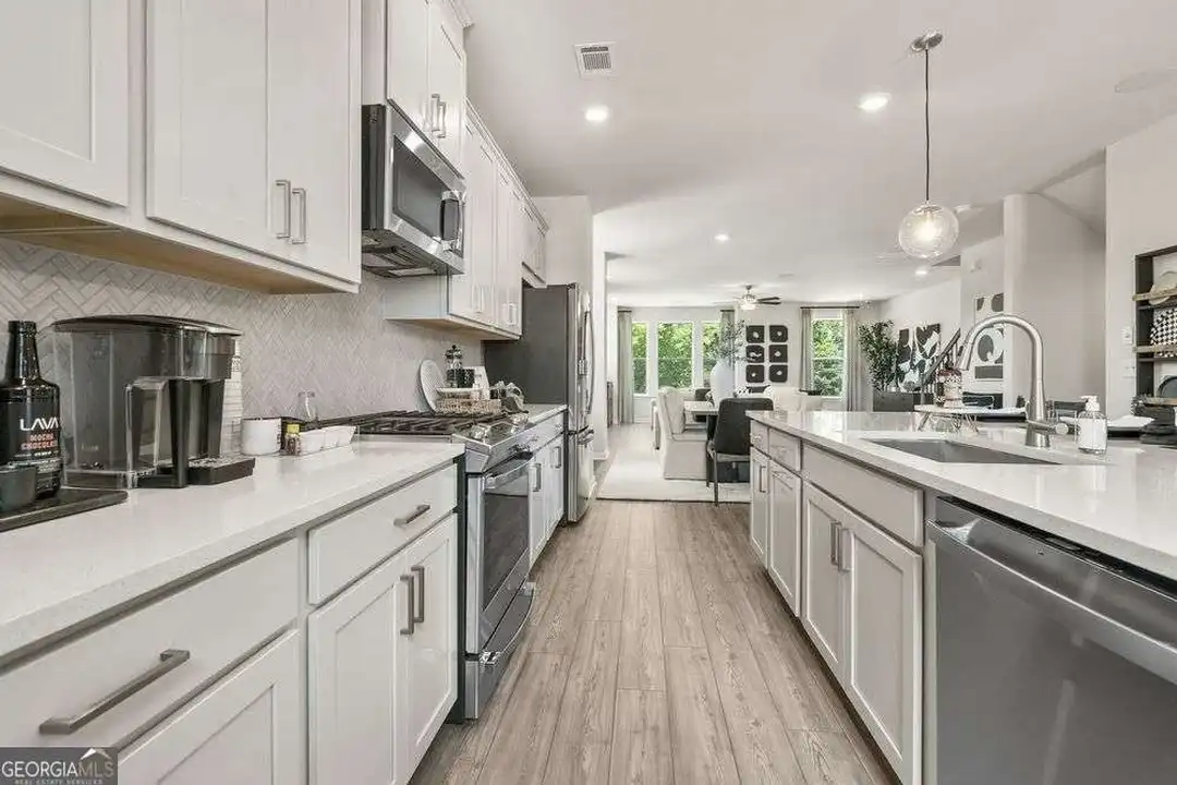 100 Holt Ln - View 3