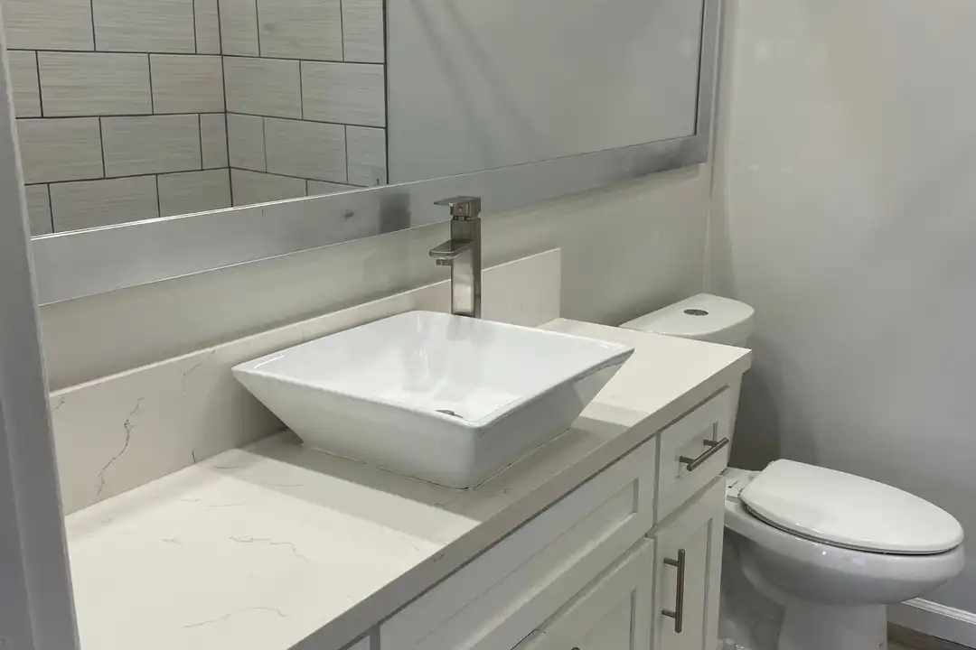 Apartment in Beverly Hills - View 2