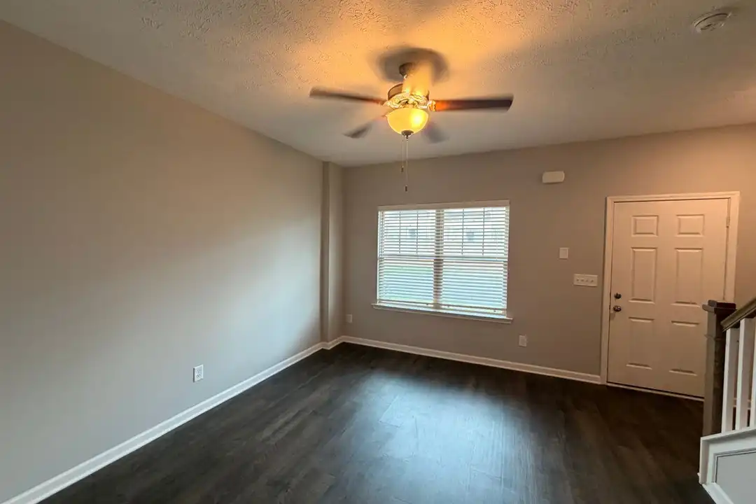 4042 Saddlecreek Wy – pohled 3