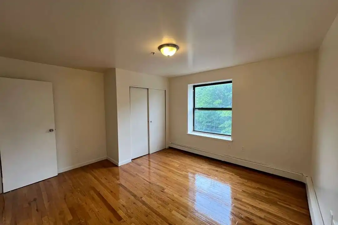Apartment in Newark - More
