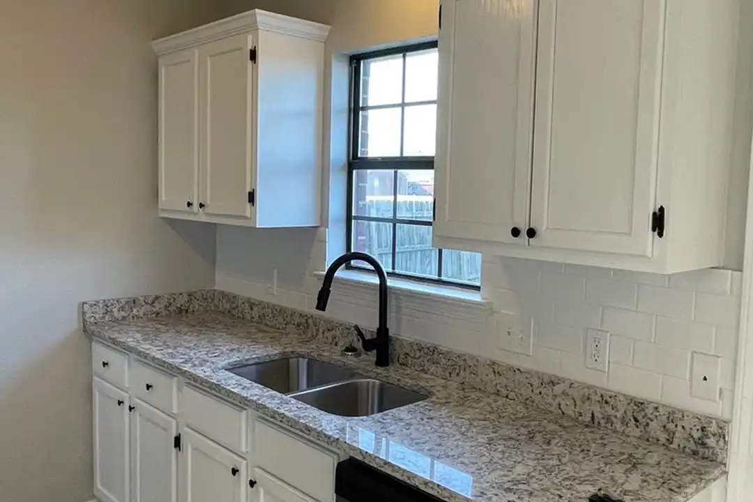 1415 Huebner St - View 4