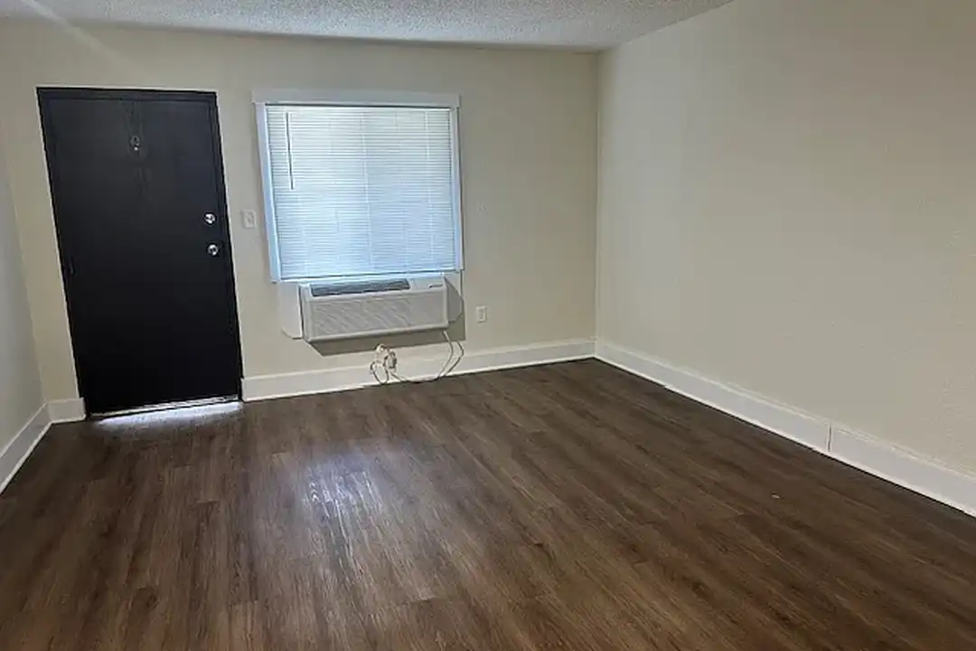 45 South West End Boulevard – photo 1 of 8