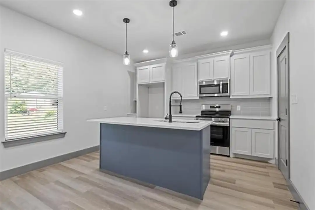 405 W Hull St - View 4