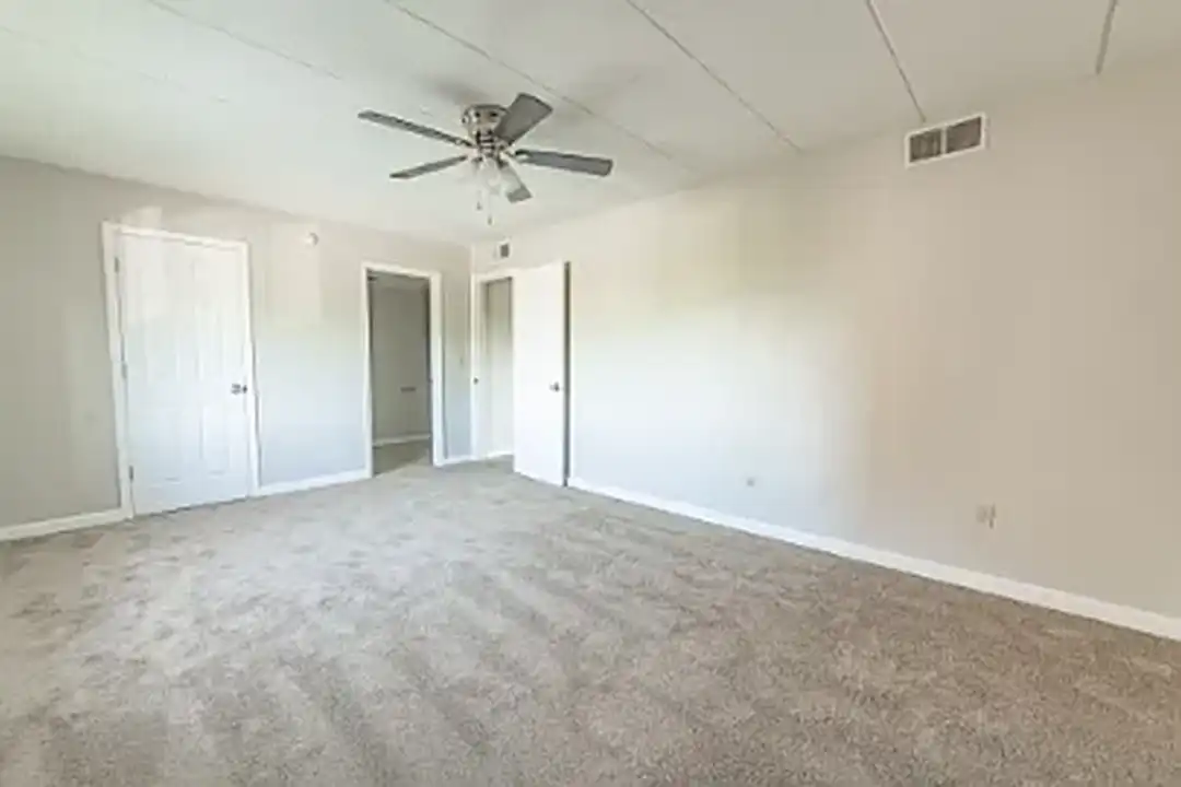 Wellington Square Apartments – photo 1