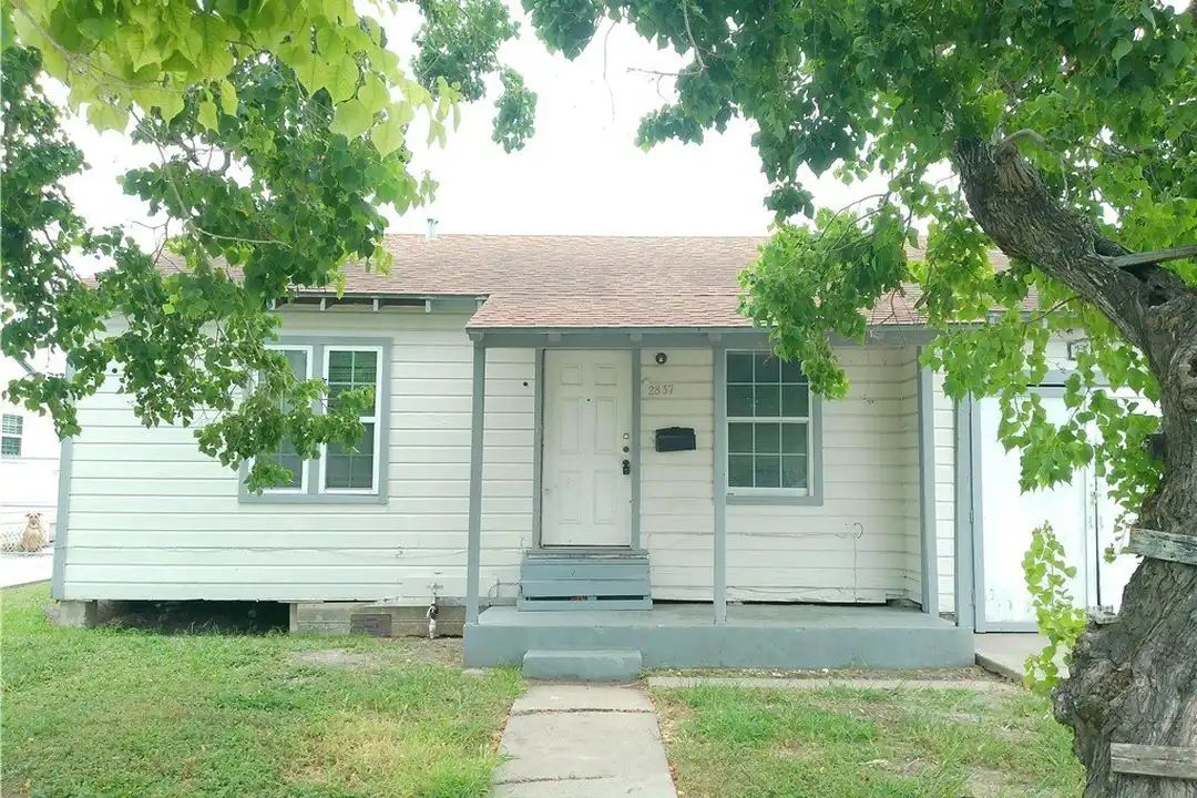 2837 Sarita St – photo 1