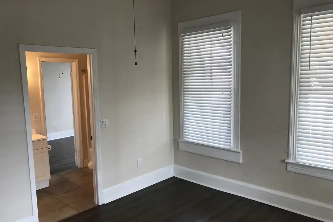 2109 W Cypress St – další