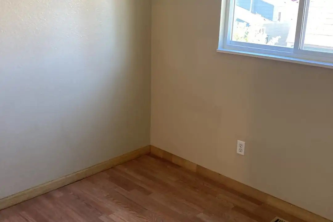 1661 Killarney St - More