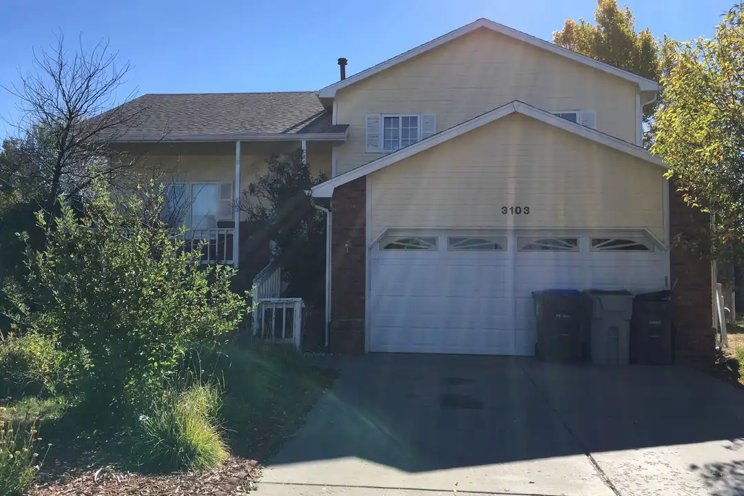 3103 Summit Ct - More