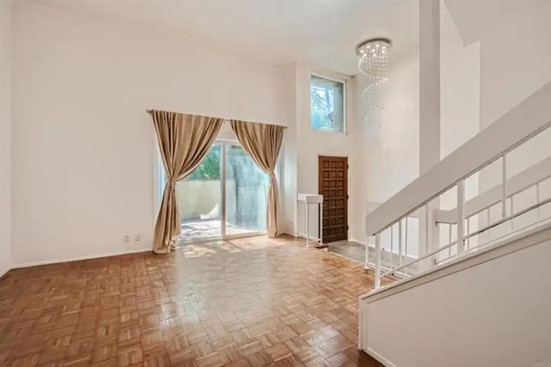 3253 Caminito Eastbluff – další