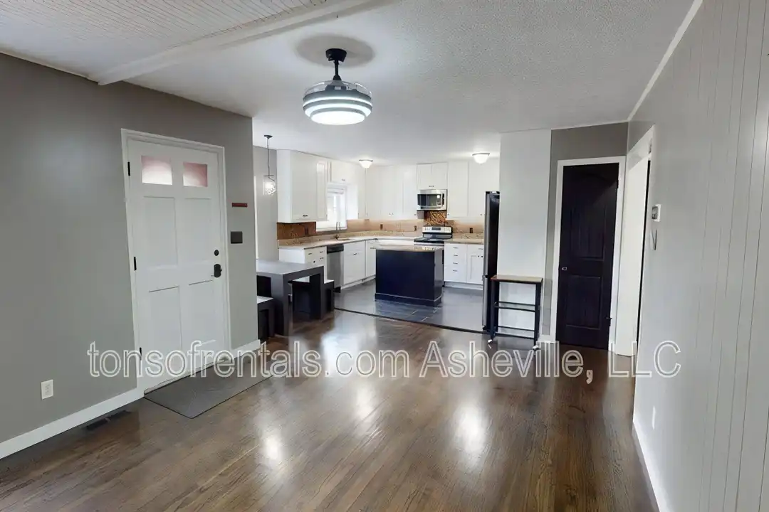 423 Crest Rd - More