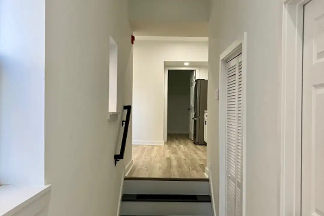 2053 W Oxford St unit 2 - View 5
