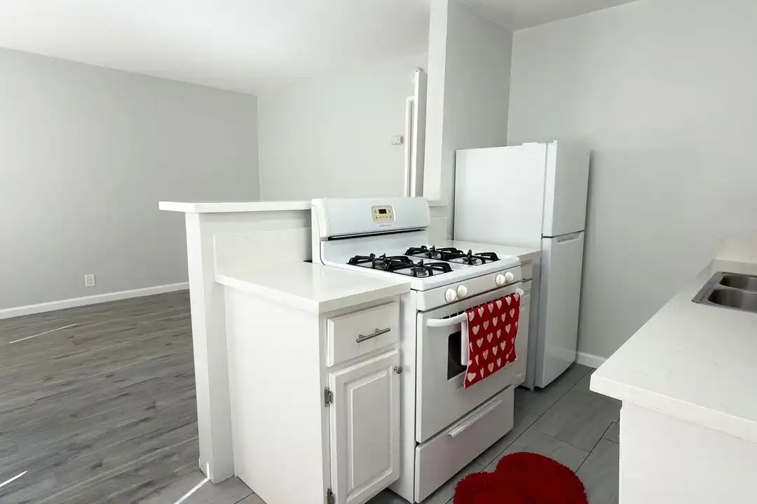 Apartment in Long Beach - More