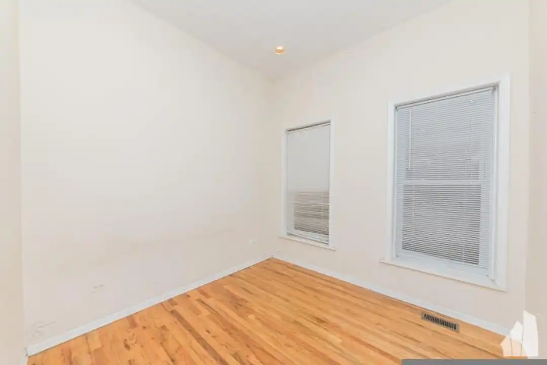 2454 N Southport Ave – pohled 3