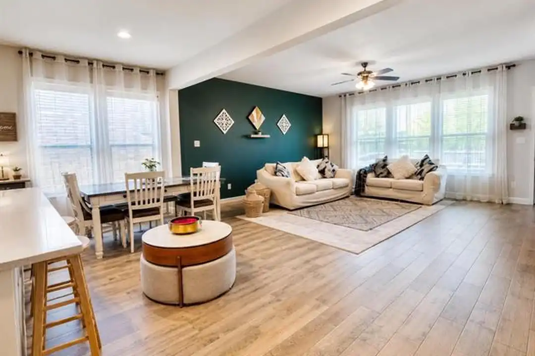 15736 Hazelhurst Ln - View 2