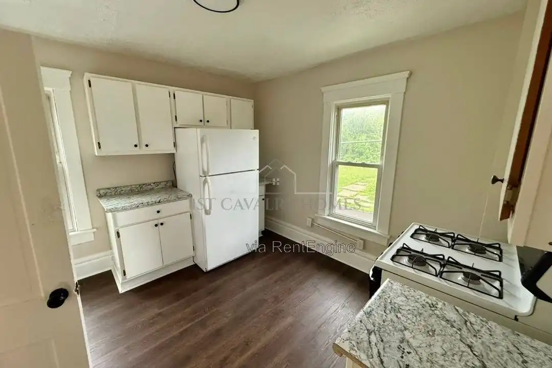 1052 Yale St unit 3 – photo 1