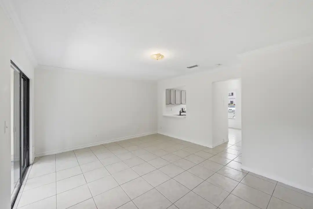 Apartment in West Palm Beach - View 5
